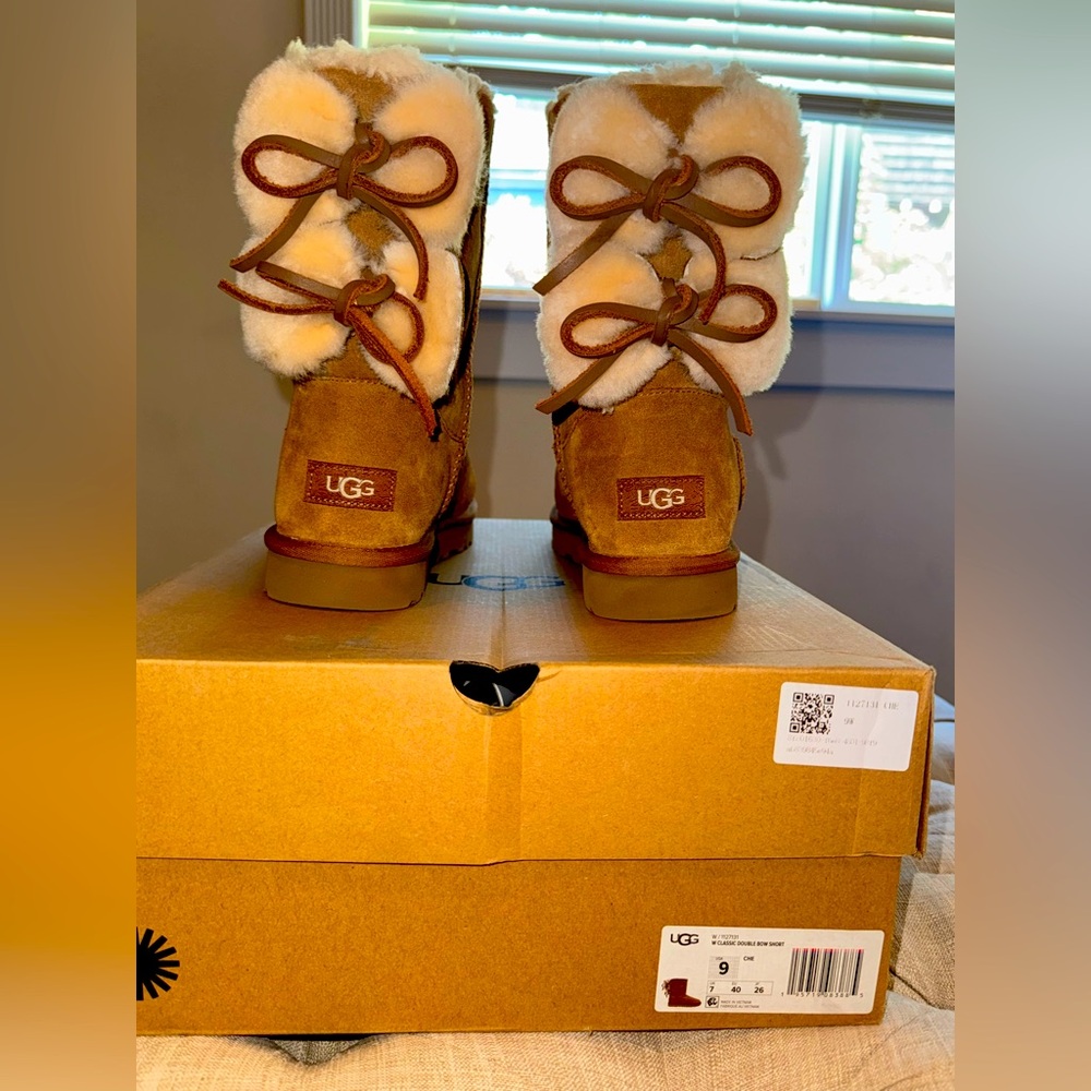 UGG double bow classic short
